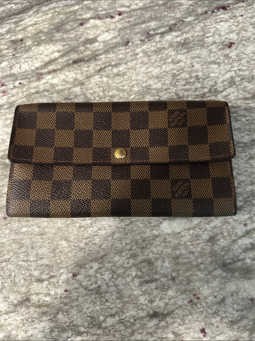 Louis Vuitton. COA
Damier Ebene wallet-on-chain